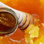 Jak roztopić miód w kilka minut: prosta sztuczka, o której