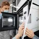 Naukowiec jasno odpowiedział, czy promieniowanie mikrofalowe jest niebezpieczne: w tym